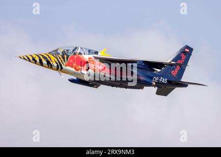 Red Bull (The Flying Bulls) Dassault-Dornier Alpha Jet (REG: OE-FAS) startet für die erste Ausstellung für MIA 2023. Stockfoto