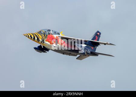 Red Bull (The Flying Bulls) Dassault-Dornier Alpha Jet (REG: OE-FAS) startet für die erste Ausstellung für MIA 2023. Stockfoto