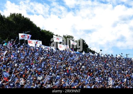 Suzuka, Japan. September 2023. Circuit Atmosphere – Fans auf der Tribüne. 24.09.2023. Formel-1-Weltmeisterschaft, Rd 17, Grand Prix Von Japan, Suzuka, Japan, Wettkampftag. Auf dem Foto sollte Folgendes stehen: XPB/Press Association Images. Quelle: XPB Images Ltd/Alamy Live News Stockfoto