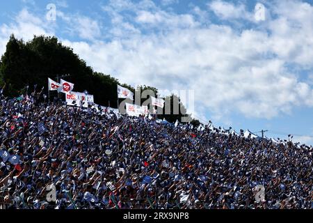 Suzuka, Japan. September 2023. Circuit Atmosphere – Fans auf der Tribüne. 24.09.2023. Formel-1-Weltmeisterschaft, Rd 17, Grand Prix Von Japan, Suzuka, Japan, Wettkampftag. Auf dem Foto sollte Folgendes stehen: XPB/Press Association Images. Quelle: XPB Images Ltd/Alamy Live News Stockfoto