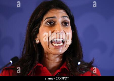 Aktenfoto vom 7/2023 von Suella Braverman, die vor einer großen Rede in den Vereinigten Staaten eine Wende der internationalen Regeln vorschlug, um die Migrantenkrise anzugehen. Der Innenminister stellte die Frage, ob Konventionen und rechtliche Rahmenbedingungen, die vor mehr als einem halben Jahrhundert entworfen wurden, immer noch "zweckmäßig" sind. Ausgabedatum: Sonntag, 24. September 2023. Stockfoto