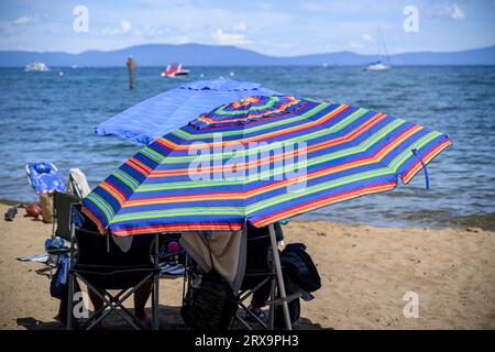 Bunte Sonnenschirme am Pope Beach an einem Sommertag. South Lake Tahoe. Stockfoto