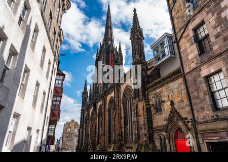 Kathedrale mit hohem Turm und historischen Gebäuden an der Castlehill Avenue in Edinburgh, Schottland Stockfoto