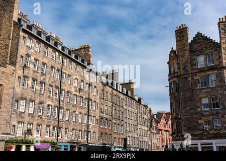 Historische Gebäude an der Hauptstraße der Royal Mile in Edinburgh, Schottland. Stockfoto