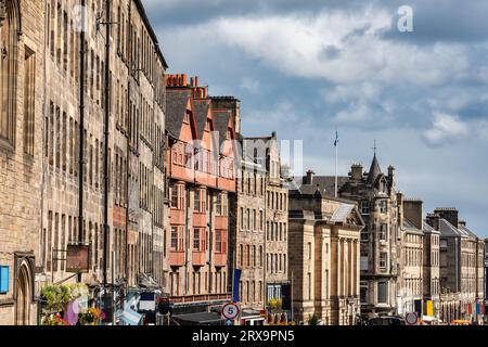 Historische Gebäude an der Hauptstraße der Royal Mile in Edinburgh, Schottland. Stockfoto