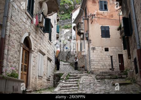 Montenegro - Blick auf eine typische, schmale Kopfsteinpflasterstraße der Altstadt von Kotor Stockfoto