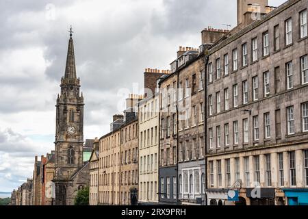 Malerische Gebäude von großer Schönheit an der Hauptstraße der Royal Mile im Zentrum von Edinburgh, Schottland. Stockfoto