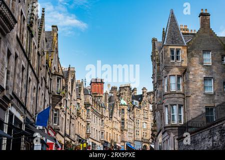 Wunderschöne alte Steinhäuser an der Cockburn Street im Zentrum von Edinburgh, Schottland. Stockfoto