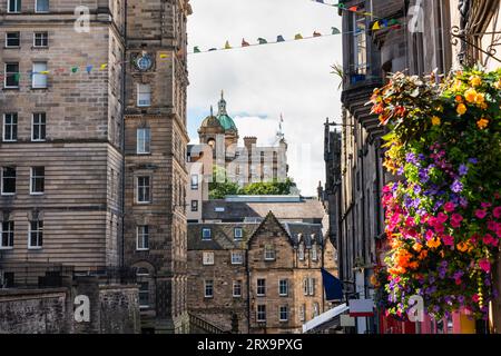 Wunderschöne alte Steinhäuser an der Cockburn Street im Zentrum von Edinburgh, Schottland. Stockfoto