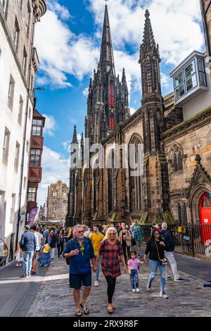 Edinburgh, Schottland, Großbritannien, 22. August 2023: Touristen schlendern an einem Sommertag entlang der Castlehill Street. Stockfoto