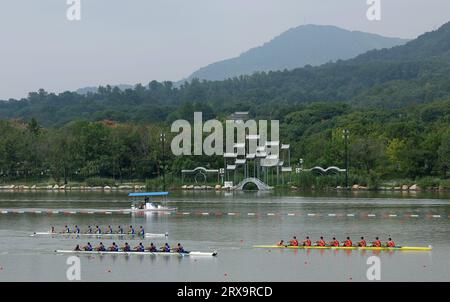 Hangzhou, chinesische Provinz Zhejiang. September 2023. Die Ruderer treten am 24. September 2023 bei den 19. Asienspielen in Hangzhou, der ostchinesischen Provinz Zhejiang, an. Quelle: Du Xiaoyi/Xinhua/Alamy Live News Stockfoto