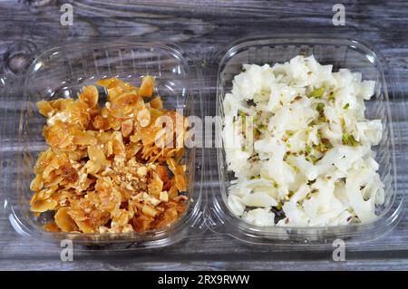 Hintergrund von Hamam und Ladida von östlichen Süßigkeiten aus Stücken von Kokosnüssen, gekrönt mit Pistazien, Haselnüssen, als Feier des Maloud Mawled Stockfoto