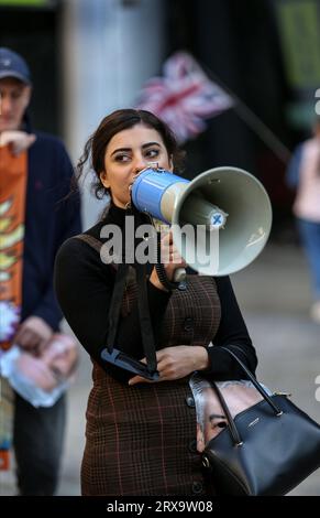 London, Großbritannien. September 2023. Die Aktivistin Nazarin Veronica spricht mit einem Megaphon zu versammelten Demonstranten. Unterstützer von Turning Point demonstrieren in der Nähe von Bleecker Burger, als sie eine umstrittene Drag Queen Aida H Dee planten, um Kindern als Teil der Drag Queen Story Hour-Serie vorzulesen. Turning Point sieht diese Ereignisse als Kinderpflege und fühlt sich, dass Drag Queens Unterhaltung für Erwachsene sind und Kindern nicht ausgesetzt werden sollten. Der Protest war erfolgreich, um die Lesung zu beenden. Quelle: SOPA Images Limited/Alamy Live News Stockfoto