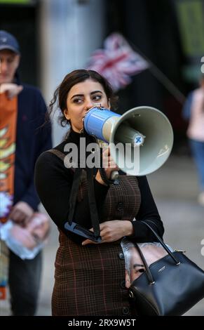 London, Großbritannien. September 2023. Die Aktivistin Nazarin Veronica spricht mit einem Megaphon zu versammelten Demonstranten. Unterstützer von Turning Point demonstrieren in der Nähe von Bleecker Burger, als sie eine umstrittene Drag Queen Aida H Dee planten, um Kindern als Teil der Drag Queen Story Hour-Serie vorzulesen. Turning Point sieht diese Ereignisse als Kinderpflege und fühlt sich, dass Drag Queens Unterhaltung für Erwachsene sind und Kindern nicht ausgesetzt werden sollten. Der Protest war erfolgreich, um die Lesung zu beenden. (Foto: Martin Pope/SOPA Images/SIPA USA) Credit: SIPA USA/Alamy Live News Stockfoto