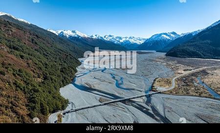 Luftaufnahmen des geflochtenen Flusses mit sehr wenig Wasser, das durch den alpinen Arthurs Pass fließt Stockfoto