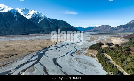 Luftaufnahmen des geflochtenen Flusses mit sehr wenig Wasser, das durch den alpinen Arthurs Pass fließt Stockfoto