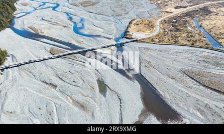 Luftaufnahmen des geflochtenen Flusses mit sehr wenig Wasser, das durch den alpinen Arthurs Pass fließt Stockfoto