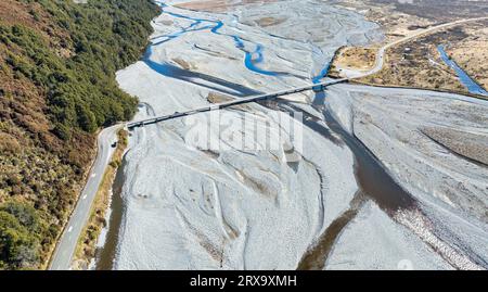 Luftaufnahmen des geflochtenen Flusses mit sehr wenig Wasser, das durch den alpinen Arthurs Pass fließt Stockfoto