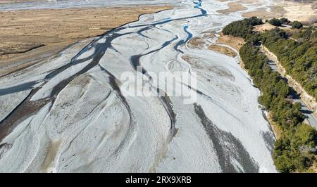 Luftaufnahmen des geflochtenen Flusses mit sehr wenig Wasser, das durch den alpinen Arthurs Pass fließt Stockfoto