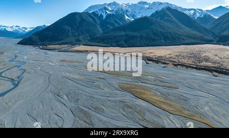 Luftaufnahmen des geflochtenen Flusses mit sehr wenig Wasser, das durch den alpinen Arthurs Pass fließt Stockfoto