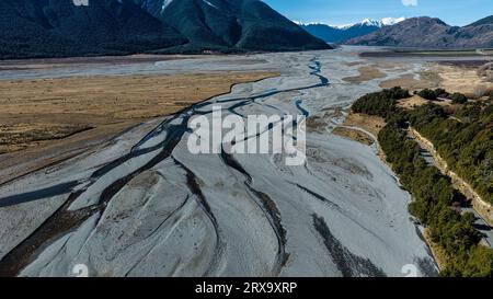 Luftaufnahmen des geflochtenen Flusses mit sehr wenig Wasser, das durch den alpinen Arthurs Pass fließt Stockfoto