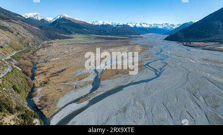 Luftaufnahmen des geflochtenen Flusses mit sehr wenig Wasser, das durch den alpinen Arthurs Pass fließt Stockfoto