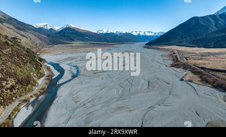 Luftaufnahmen des geflochtenen Flusses mit sehr wenig Wasser, das durch den alpinen Arthurs Pass fließt Stockfoto