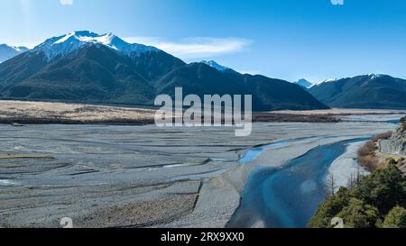 Luftaufnahmen des geflochtenen Flusses mit sehr wenig Wasser, das durch den alpinen Arthurs Pass fließt Stockfoto