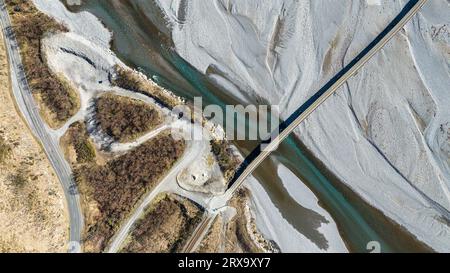 Luftaufnahmen des geflochtenen Flusses mit sehr wenig Wasser, das durch den alpinen Arthurs Pass fließt Stockfoto