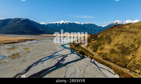 Luftaufnahmen des geflochtenen Flusses mit sehr wenig Wasser, das durch den alpinen Arthurs Pass fließt Stockfoto