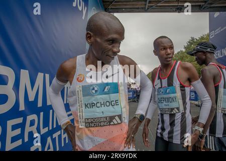 Berlin, Deutschland. September 2023. Marathonmeisterin Eliud Kipchoge ziert die Berliner Straßen und verbindet unvergleichliches Talent mit der historischen Kulisse der Stadt. (Foto: Michael Kuenne/PRESSCOV/SIPA USA) Credit: SIPA USA/Alamy Live News Stockfoto