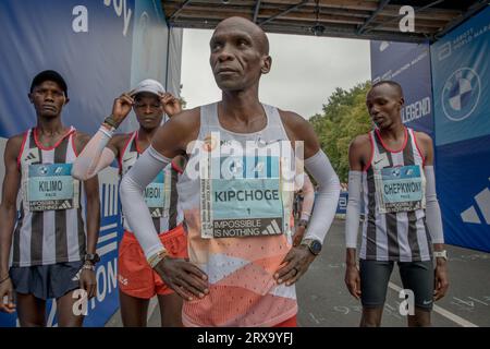 Berlin, Deutschland. September 2023. Marathonmeisterin Eliud Kipchoge ziert die Berliner Straßen und verbindet unvergleichliches Talent mit der historischen Kulisse der Stadt. (Foto: Michael Kuenne/PRESSCOV/SIPA USA) Credit: SIPA USA/Alamy Live News Stockfoto