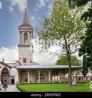 Istanbul, Türkei - 11. Mai 2023: Turm der Gerechtigkeit aus der osmanischen Zeit aus dem 16. Jahrhundert, im Innenhof des Topkapi-Palastes gelegen, erbaut vom osmanischen Architekten Mimar Sinan und diente als Gericht Stockfoto