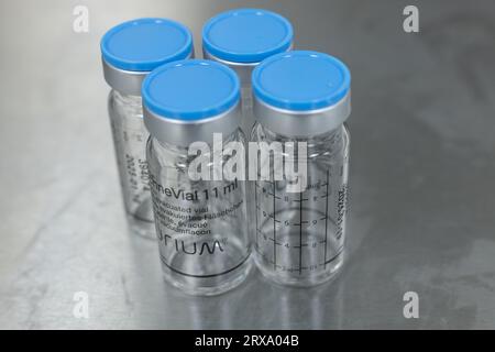 Geräte für spezialisierte medizinische Nuklearlaboratorien. Ampullen, Schutzkapseln, Dosimeter, Durchstechflaschen, Spritzen. Stockfoto