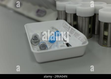 Geräte für spezialisierte medizinische Nuklearlaboratorien. Ampullen, Schutzkapseln, Dosimeter, Durchstechflaschen, Spritzen. Stockfoto