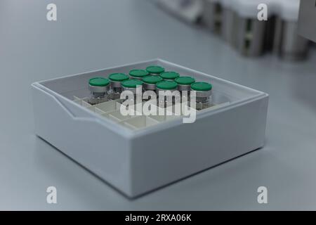 Geräte für spezialisierte medizinische Nuklearlaboratorien. Ampullen, Schutzkapseln, Dosimeter, Durchstechflaschen, Spritzen. Stockfoto