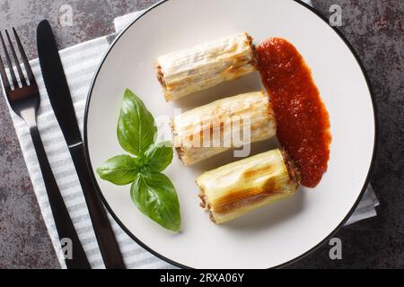 Türkischer Dolma Leek gefüllt mit Reis und Fleisch Pirasa Sarma Nahaufnahme auf einem Teller auf dem Tisch. Horizontale Draufsicht von oben Stockfoto