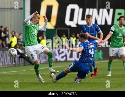 Edinburgh, Großbritannien. September 2023. Schottische Premiership - Hibernian FC gegen St Johnstone FC 23/09/2023 Hibs' Mittelfeldspieler Rory Whittaker, nachdem er in der 70. Minute als jüngster Spieler überhaupt für die erste Mannschaft gespielt hatte, wird er von Andy Considine, dem ehemaligen Verteidiger von St Johnstone, als Hibernian gegen St Johnstone im Scottish Premiership im Easter Road Stadium, Edinburgh, UK, antreten Stockfoto