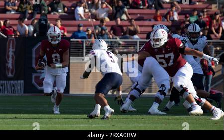 23. September 2023 Palo Alto, CA USA Stanford Quarterback Justin Lamson (8) läuft während des NCAA Football-Spiels zwischen den Arizona Wildcats und den Stanford Cardinal für einen ersten Abstieg. Arizona besiegte Stanford 21-20 im Stanford Stadium Palo Alto, CA Thurman James/CSM Credit: CAL Sport Media/Alamy Live News Stockfoto