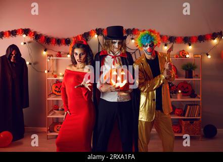 Gruppenporträt von Freunden in gruseligen Kostümen auf ihrer Halloween-Party Stockfoto