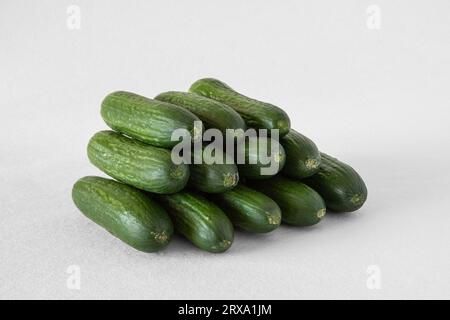 Nahaufnahme von Gurken auf weißem Hintergrund Stockfoto