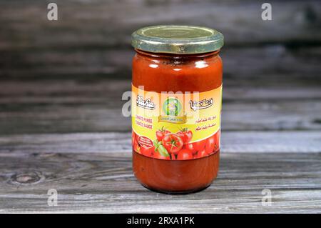 Kairo, Ägypten, 11. September 2023: Kaha Qaha Tomatenpüreesauce, Tomatenpaste, Kaha Company for Konserven Food ist eine Tochtergesellschaft der Holdinggesellschaft Stockfoto