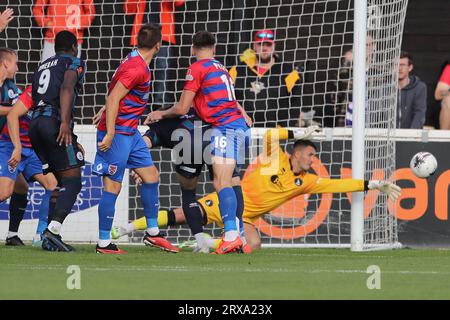 Pete Jameson von Hartlepool United bestreitet Harry Phipps von Dagenham und Redbridge während Dagenham & Redbridge vs Hartlepool United, Vanarama National Le Stockfoto