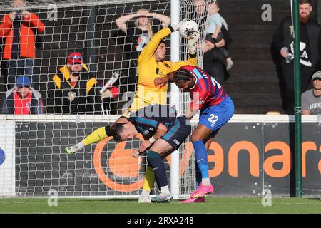 Pete Jameson von Hartlepool United bestreitet Sydney Ibie von Dagenham und Redbridge während Dagenham & Redbridge vs Hartlepool United, Vanarama National Lea Stockfoto