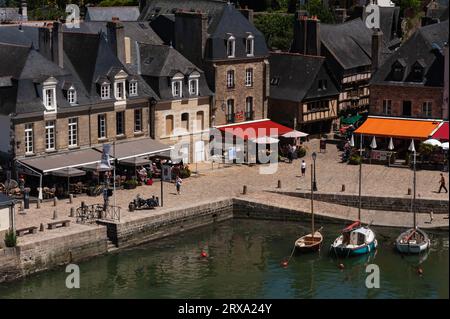 Place Saint-Sauveur am Kai im Stadtteil Saint-Goustan von Auray, einer Stadt zwischen Lorient und Vannes am Loch in der Südbretagne, Frankreich. Es ist ein beliebtes Touristenziel mit Restaurants und Straßencafés, die von ihren gut restaurierten mittelalterlichen Gebäuden aus gehandelt werden. Stockfoto