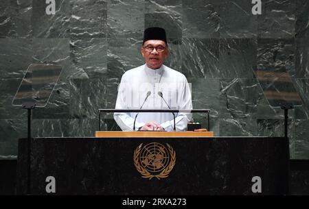 Vereinte Nationen. September 2023. Der malaysische Premierminister Anwar Ibrahim hält eine Rede bei der Generaldebatte der 78. Sitzung der UN-Generalversammlung am 22. September 2023 im Hauptquartier der Vereinten Nationen in New York. Quelle: Li Rui/Xinhua/Alamy Live News Stockfoto