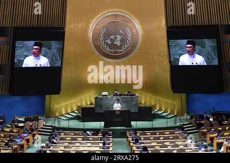 Vereinte Nationen. September 2023. Der malaysische Premierminister Anwar Ibrahim (auf dem Podium und auf den Bildschirmen) hält eine Rede bei der Generaldebatte der 78. Sitzung der UN-Generalversammlung am 22. September 2023 im UN-Hauptquartier in New York. Quelle: Li Rui/Xinhua/Alamy Live News Stockfoto