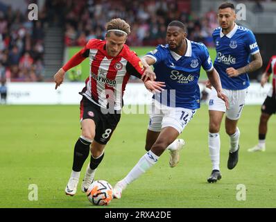 London, Großbritannien. September 2023. Mathias Jensen aus Brentford und Beto aus Everton während des Spiels der Premier League im Gtech Community Stadium in London. Das Bild sollte lauten: Paul Terry/Sportimage Credit: Sportimage Ltd/Alamy Live News Stockfoto