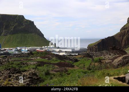Blick auf das Dorf Heimaey auf Heimaey Island, mit dem Lavastrom von Eldfell Volcano-Vestmannaeyjar-Insel im Vordergrund Stockfoto