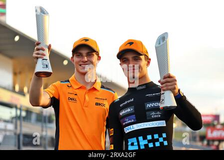 Suzuka, Japan. September 2023. (L bis R): Oscar PiNG(aus) McLaren feiert seinen dritten Platz mit Andrea Stella (ITA) McLaren Teamchef und zweitplatzierten Teamkollegen Lando Norris (GBR) McLaren. 24.09.2023. Formel-1-Weltmeisterschaft, Rd 17, Grand Prix Von Japan, Suzuka, Japan, Wettkampftag. Auf dem Foto sollte Folgendes stehen: XPB/Press Association Images. Quelle: XPB Images Ltd/Alamy Live News Stockfoto